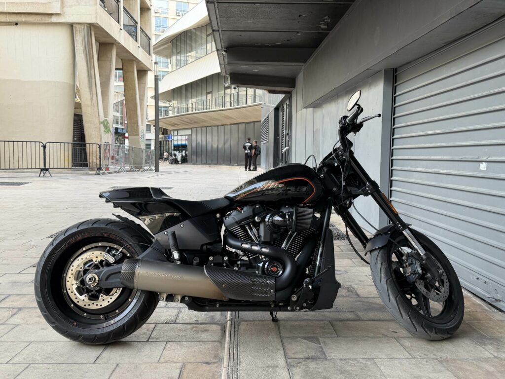 Devant le Centre Bourse à Marseille, une énorme moto dragster rugit : symbole de puissance, de liberté et de transformation. Archipel y voit l’image parfaite de sa vision. Une énergie brute, maîtrisée, tournée vers l’avenir. Là où le bitume rencontre la mer, l’humain retrouve sa place dans le flux du monde. La machine n’est plus un outil, mais une extension du vivant. C’est ici que commence le voyage : poétique, politique, collectif.