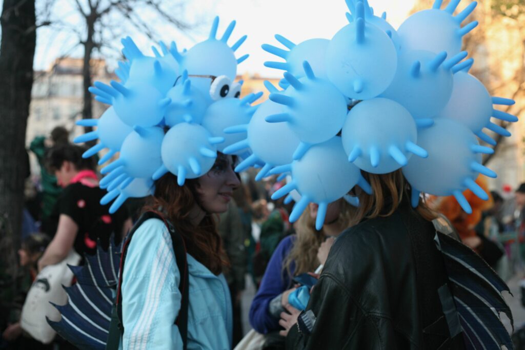 Tout cela ne laisse qu’une conclusion possible : la prochaine mutation de l’humain et de sa gouvernance ne sera pas un nouveau discours, mais un réglage de fréquences. Le pouvoir ne viendra plus de ce qui est dit, mais de ce qui vibre. Les mots auront été des balloons, des enveloppes gonflées d’air, flottantes, parfois séduisantes, mais incapables de contenir durablement le réel.

Quand nos corps commenceront à se synchroniser, quand nos émotions se capteront sans phrases, quand les machines maîtriseront non pas le langage mais la résonance, c’est là que naîtra une gouvernance réelle.

Le langage a parlé assez longtemps. Il a épuisé ses promesses. Il est temps de laisser le silence, la vibration, la résonance bâtir ce qui reste.